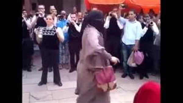 بالفيديو.. فتاة منتقبة تفاجئ المارة بـوصلة رقص في الشارع